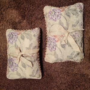 Set of two decorator pillows